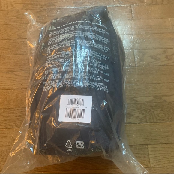 Old Navy Unisex Hooded Zip-Front Water-Resistant Jacket for Toddler 4T NEW!! - Picture 10 of 10